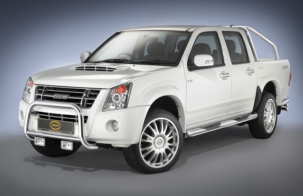 Isuzu D-Max Bj. 03-12 | Doppelkabine: COBRA Chrom-Seitenschutzrohre mit Trittstufen