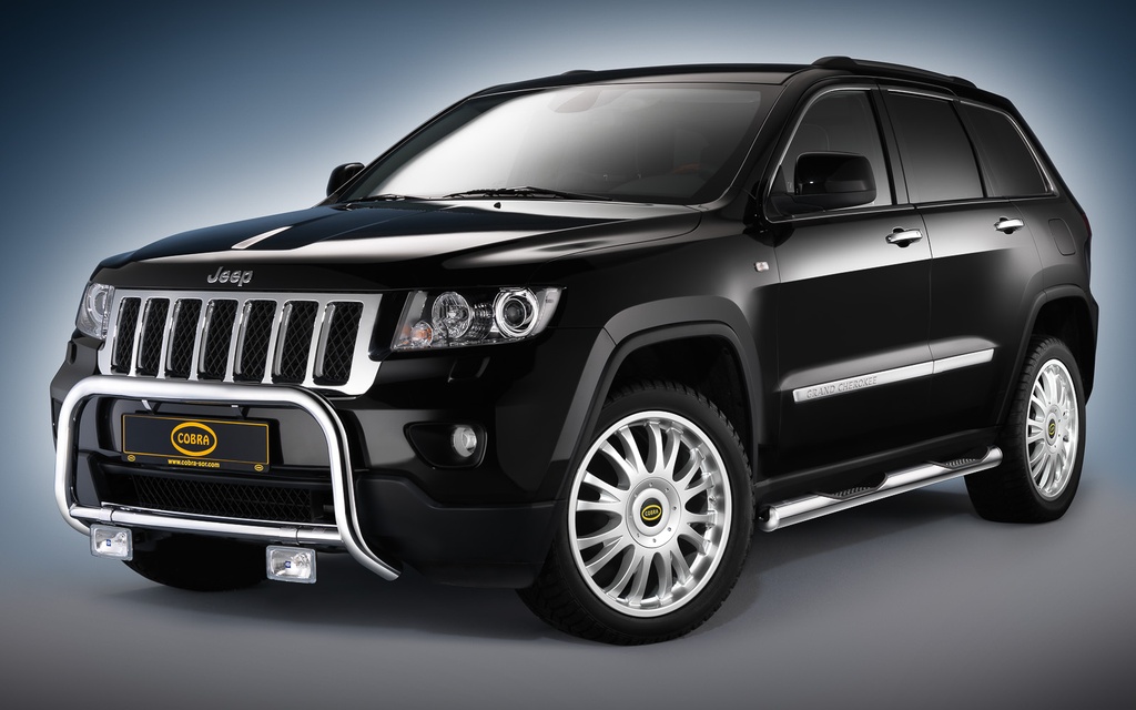 Jeep Grand Cherokee Overland, Laredo 11-20 & Limited 14-20: COBRA Seitenschutzrohre mit Tritt