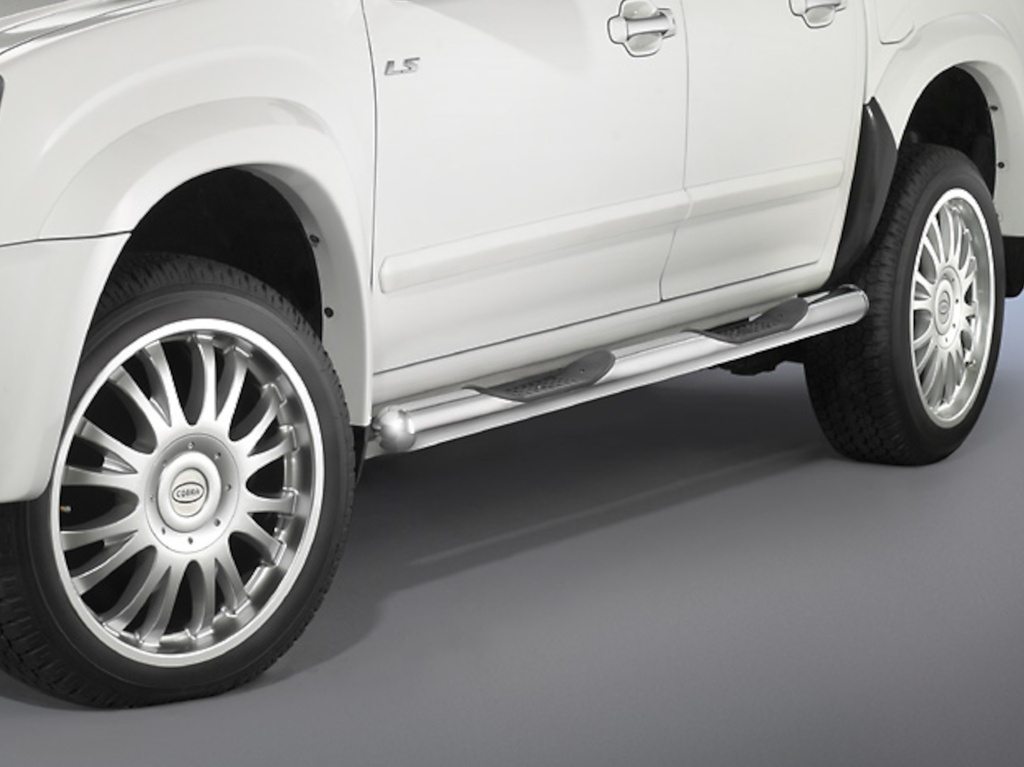 Isuzu D-Max 2007–2012: COBRA Chrome Side Protection Bars with Steps