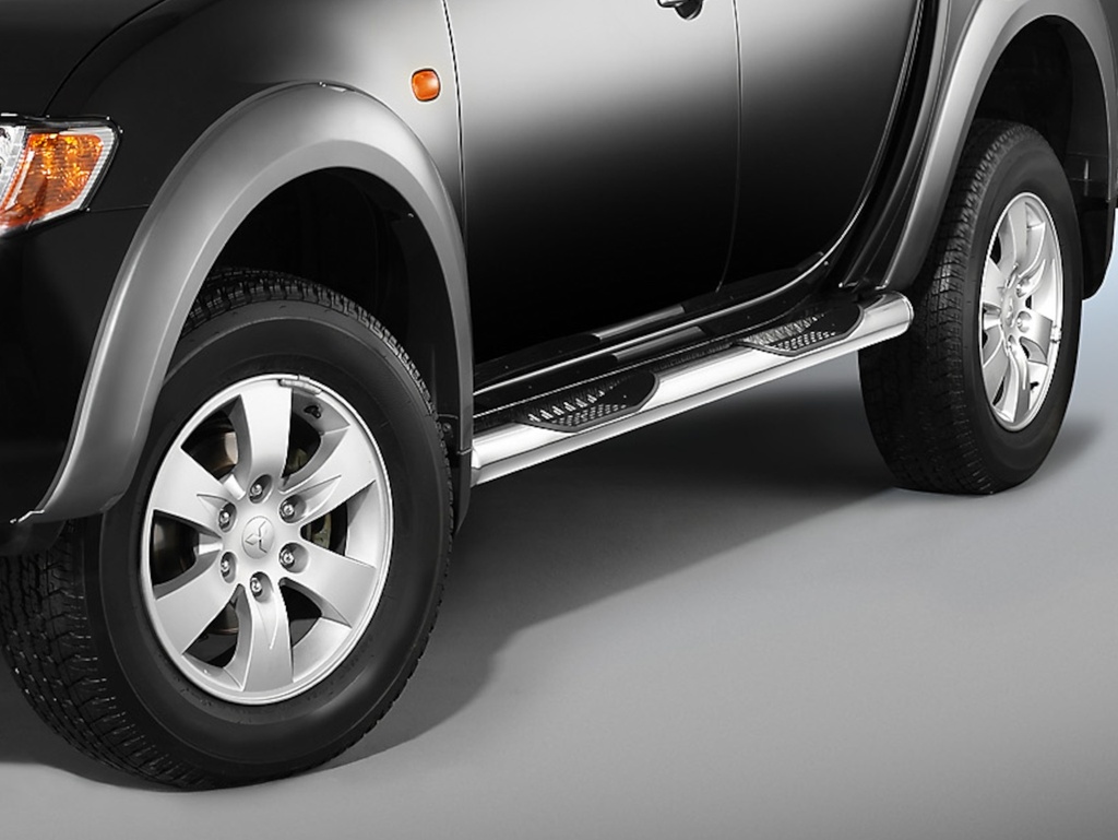 Mitsubishi L200 Bj. 06-15 (Club Cab): COBRA Chrom-Seitenschutzrohre mit Trittstufen