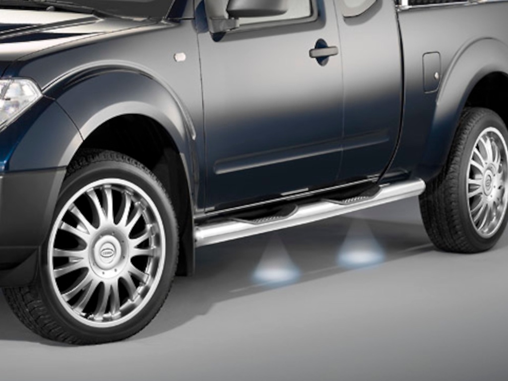 Nissan Navara D40 Bj. 10-16, DC: COBRA Chrom-Seitenschutzrohre mit Trittstufen