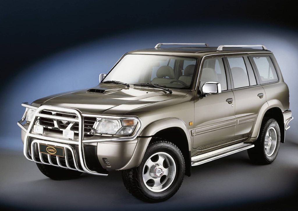 Nissan Patrol GR Bj. 97-04   kurzer Radstand: COBRA Trittbretter - schwarz