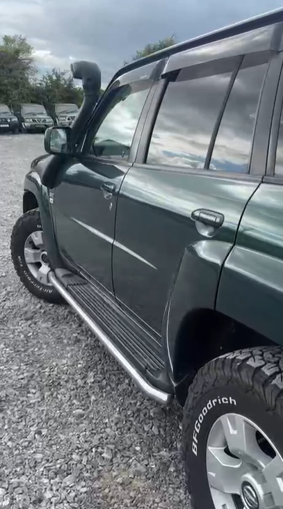Nissan Patrol GR ab Bj. 04, LR: COBRA Trittbrettumrandung