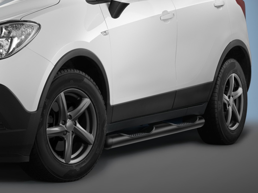 Opel Mokka, Mokka X, Chevrolet Trax: COBRA Seitenschutzrohre mit Trittstufen - schwarz pulverbeschichtet