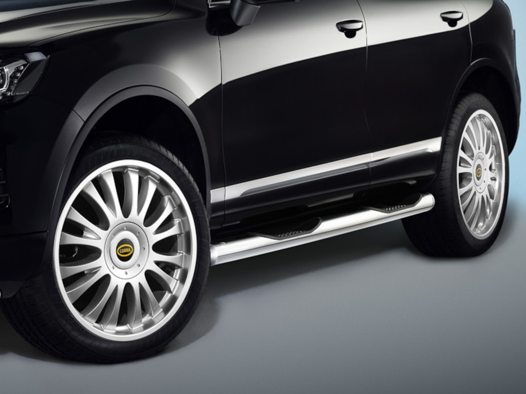 VW Touareg Bj. 10-16: COBRA Chrom-Seitenschutzrohre mit Trittstufen