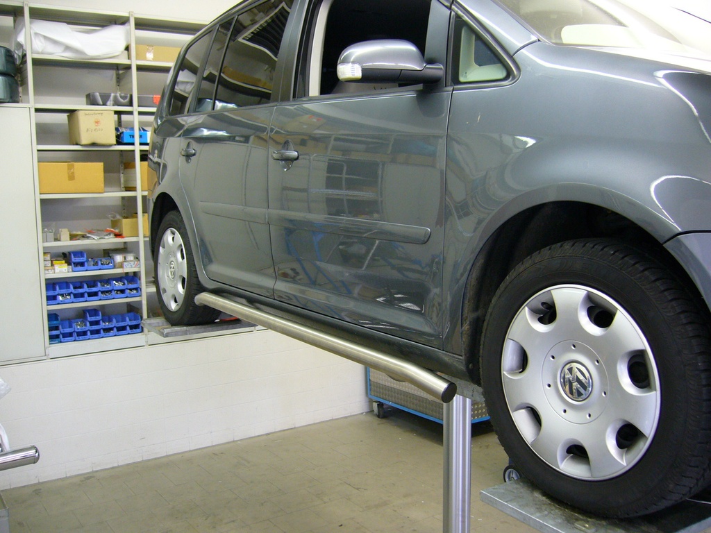 VW Touran (2003-2010): COBRA Side Protection Bars bent slightly downwards at the ends, satinized