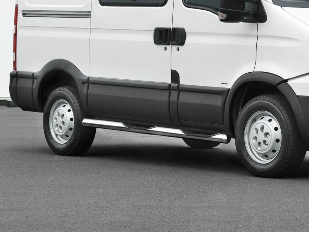 [IV1023] Iveco Daily Bj. 10.06-14 (kurzer Radstand): COBRA Seitenschutzrohre mit Trittstufen