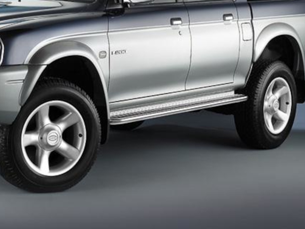 [M3027] Mitsubishi L200 1997–2005 | Double Cab: COBRA Running Boards