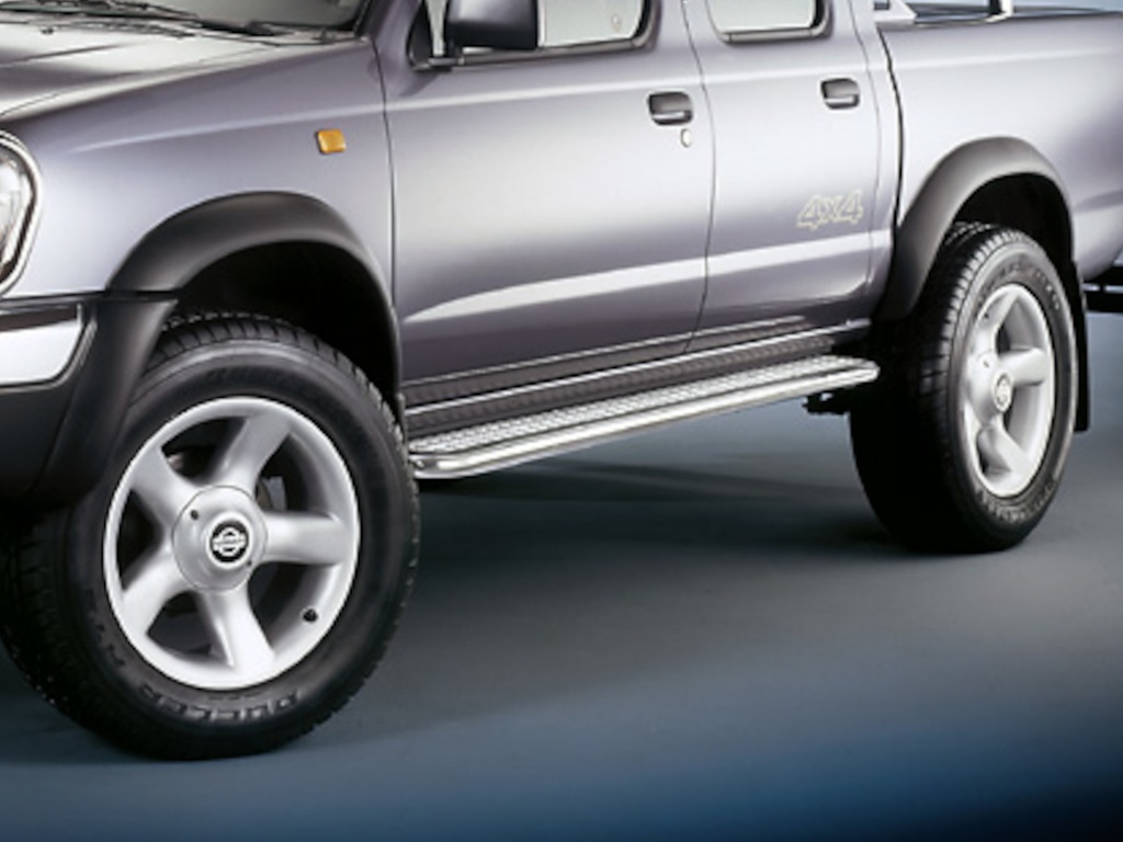 [NIS09198ES] Nissan PickUp D22, ab Bj. 98, Doppelkabine: COBRA Trittbretter