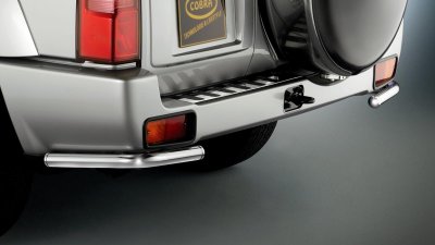 [NIS09754ES] Nissan Terrano 2 Bj. '99-'07 | kurzer Radstand: COBRA Ecken-Chrom-Heckschutzbügel
